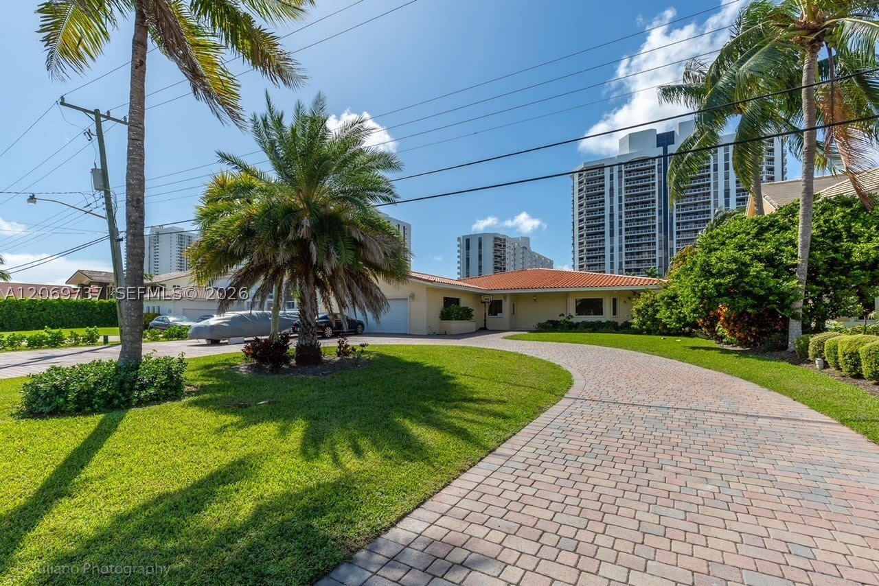 437 Holiday Dr – photo 3