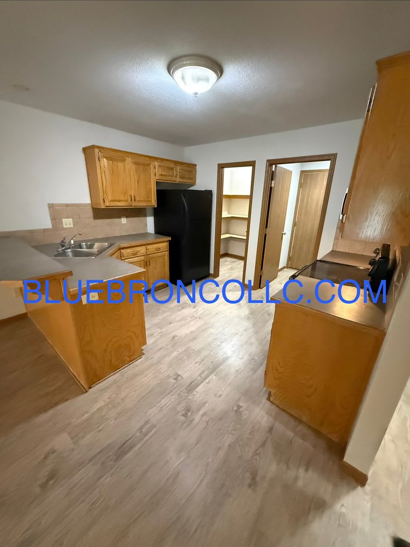 Gorgeous duplex in Raymore with a lot to offer along with new flooring. – photo 3