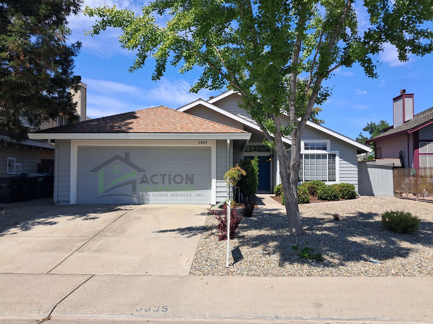 Antelope Single Story 3 Bedroom 2 Bath Separate Living Room Family Room W Fireplace Low Maintenance Yard Gardener Included – photo 3