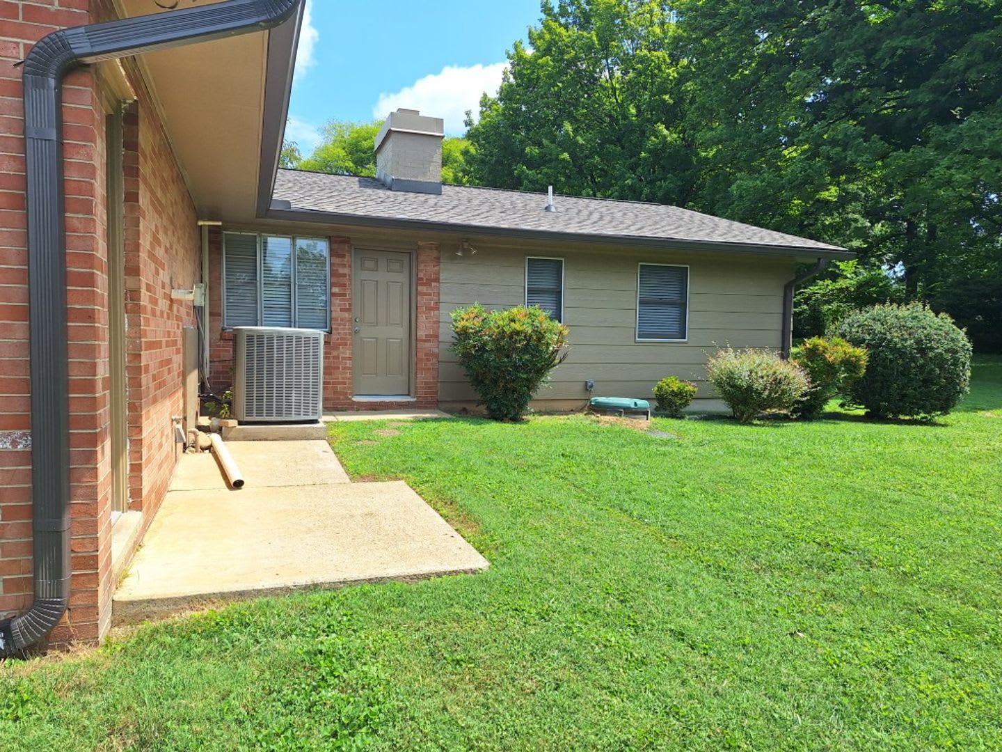 Near West Town Mall- 4bds/2.5 bath Rancher. NO PETS! Located in West Hills school zones. – photo 3