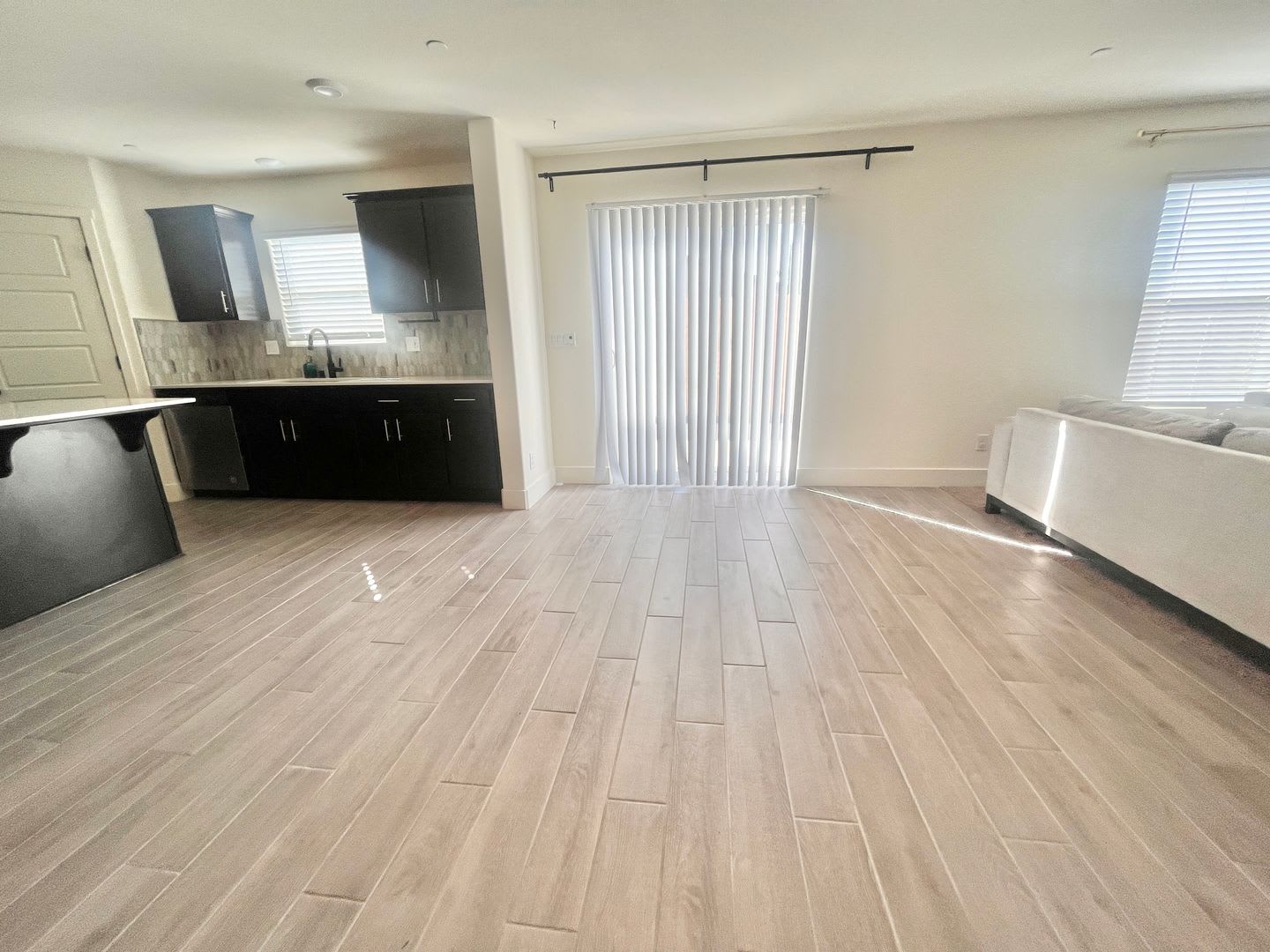 REDUCED! Spacious, Modern 4-Bedroom 2.5 Bath Home plus Den, Prime Location! With Solar! – photo 2
