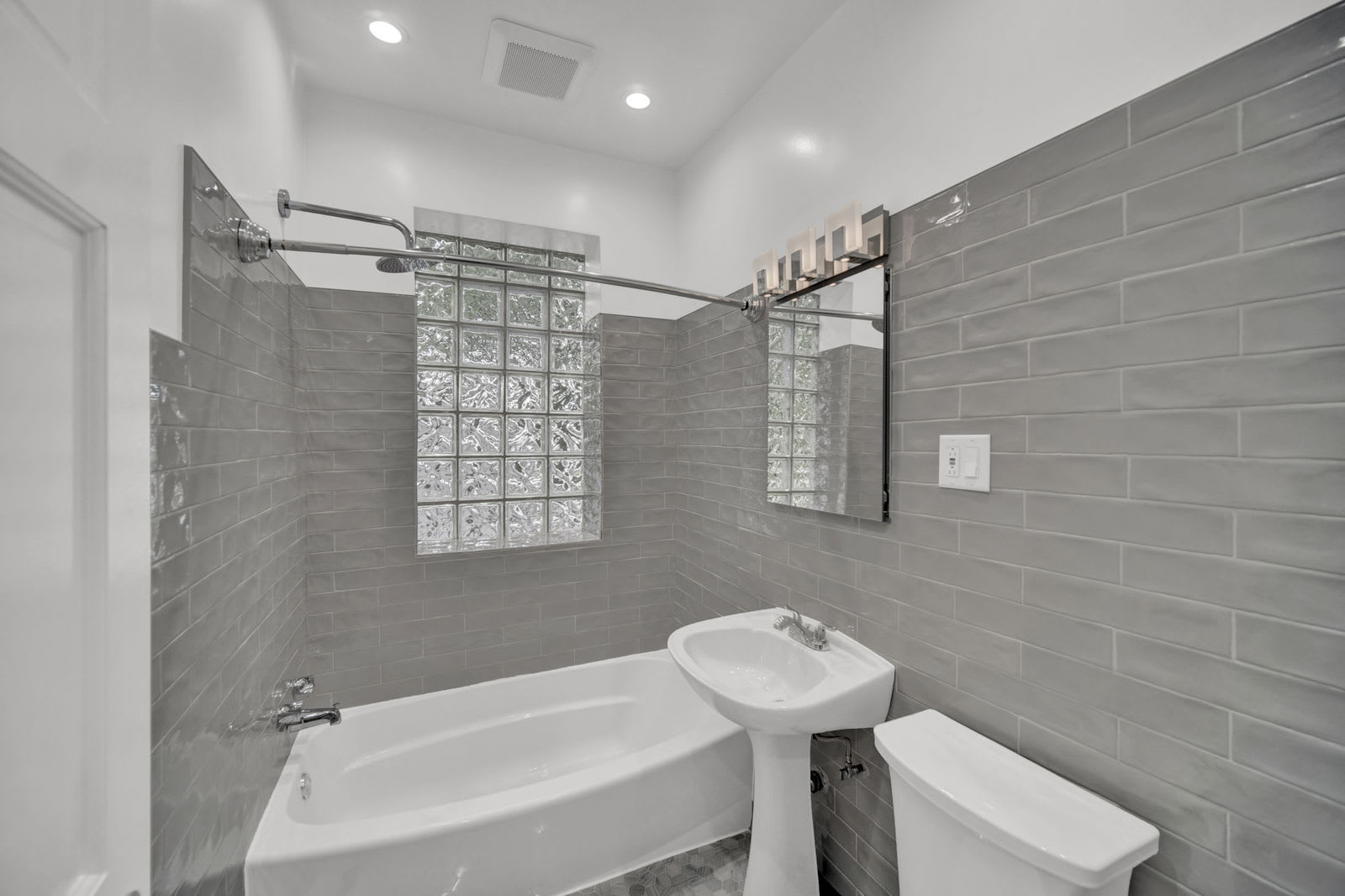 3234 West Waveland Avenue – photo 3