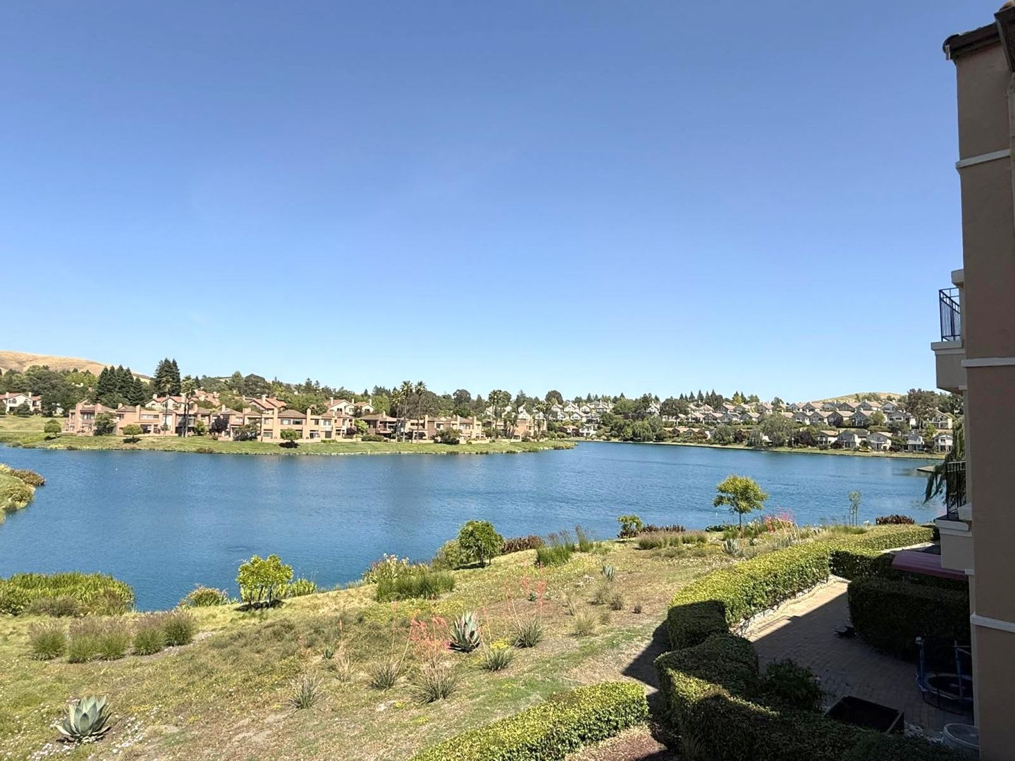 Beautiful Lakefront Condo Home With Spectacular Views of the Lake at Canyon Lakes – photo 3