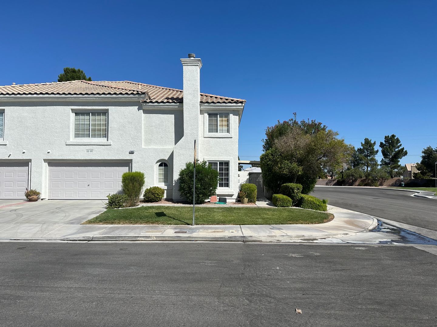 Henderson!! 3 Bedrooms!! 2 Car Garage!! Community Pool!! Spa!! Clubhouse!! Fitness Center – photo 3