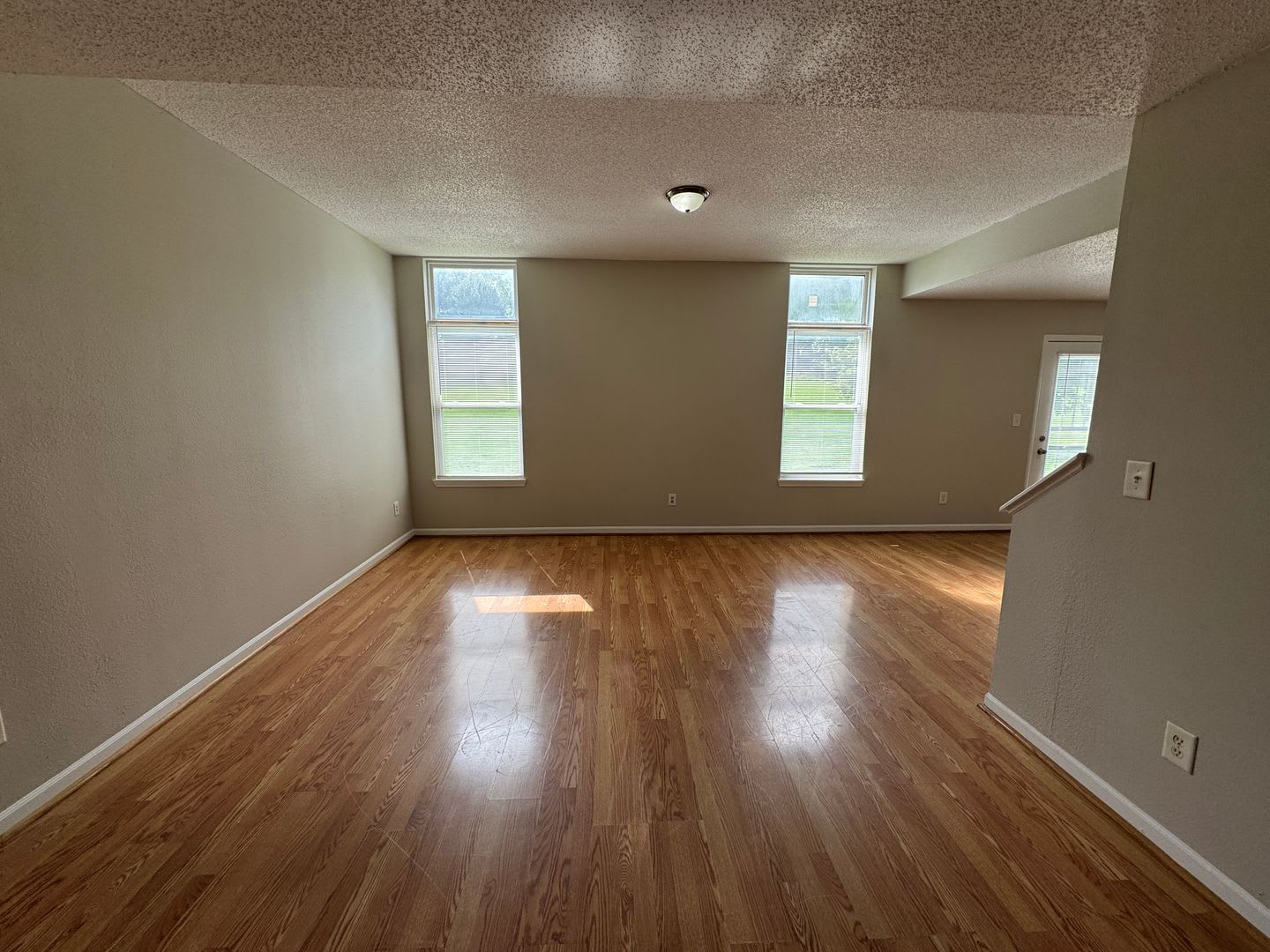 Lawrence-Fort Ben-Oaklandon 3 Bedroom and 2.5 Bathroom – photo 3