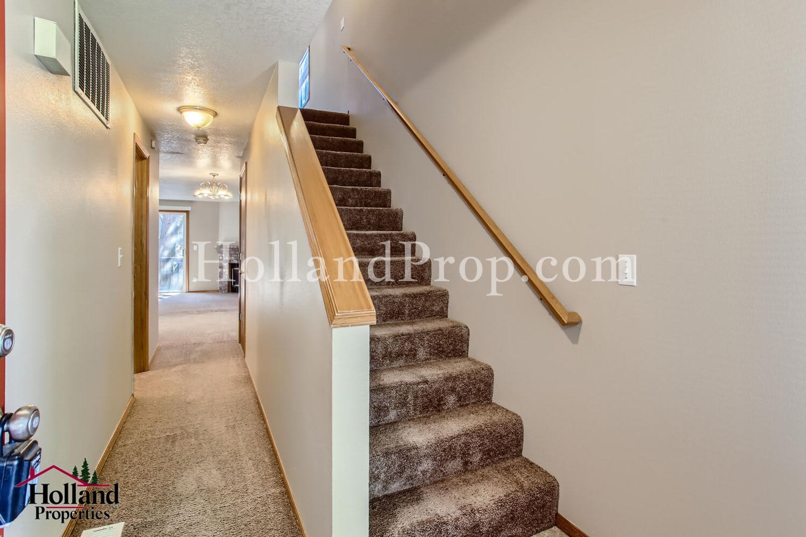 Lovely End unit of a triplex with garage – photo 2