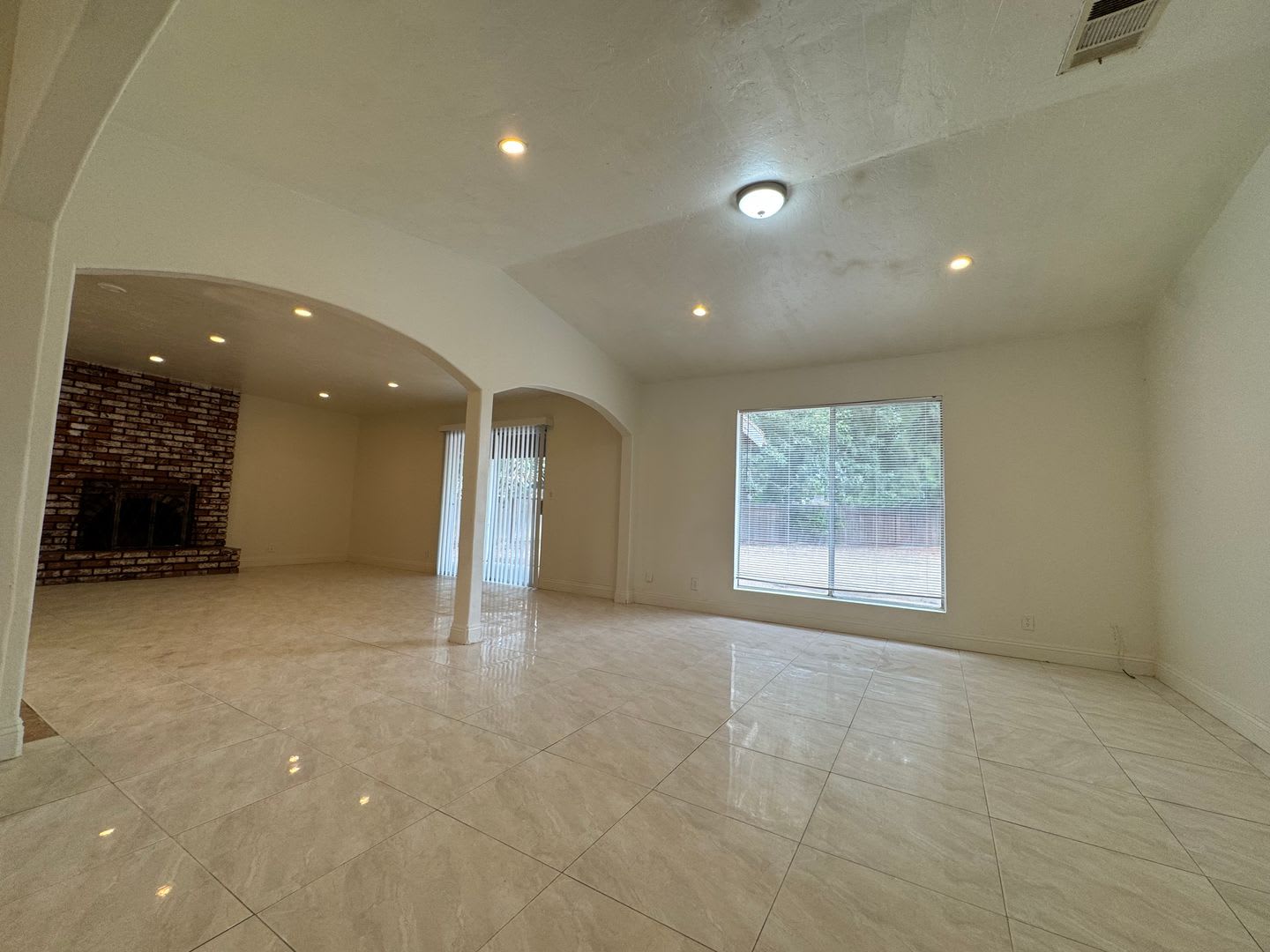 5269 E. Washington Avenue – photo 4