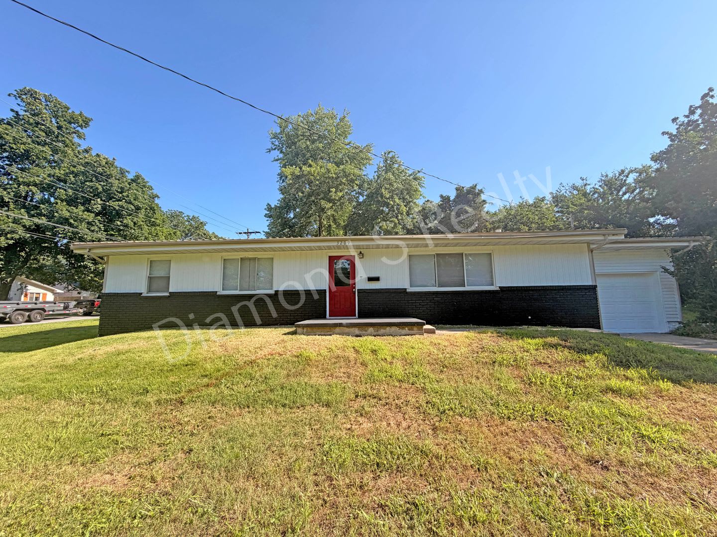 MOVE IN SPECIAL! Spacious 3 Bed, 2 Bath Home with Large Yard Available! – photo 1