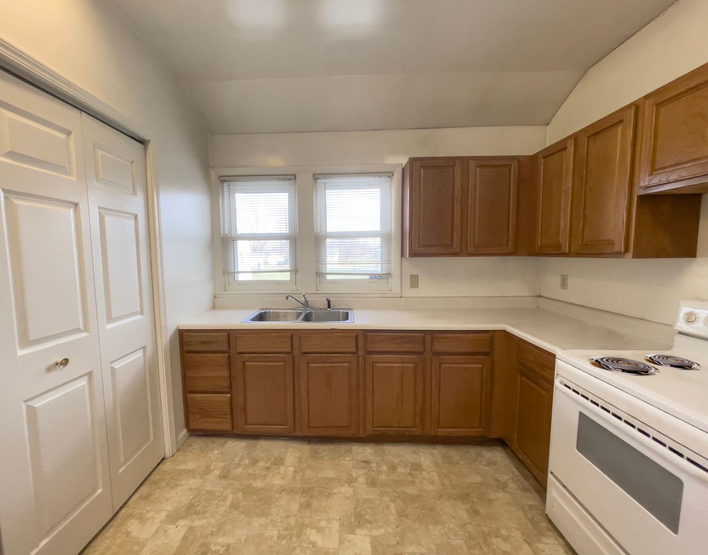 Coming Soon: 9011 W Jackson St! 3 Bedroom 1 Bath! Pet Friendly! Yorktown School District – photo 2