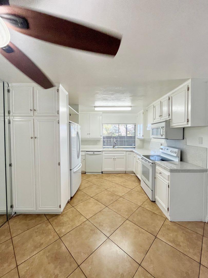 Spacious 3 Bedroom 2 Bathroom Town-Home with In-Unit Laundry, Pool and 2 Parking Spaces! – photo 5