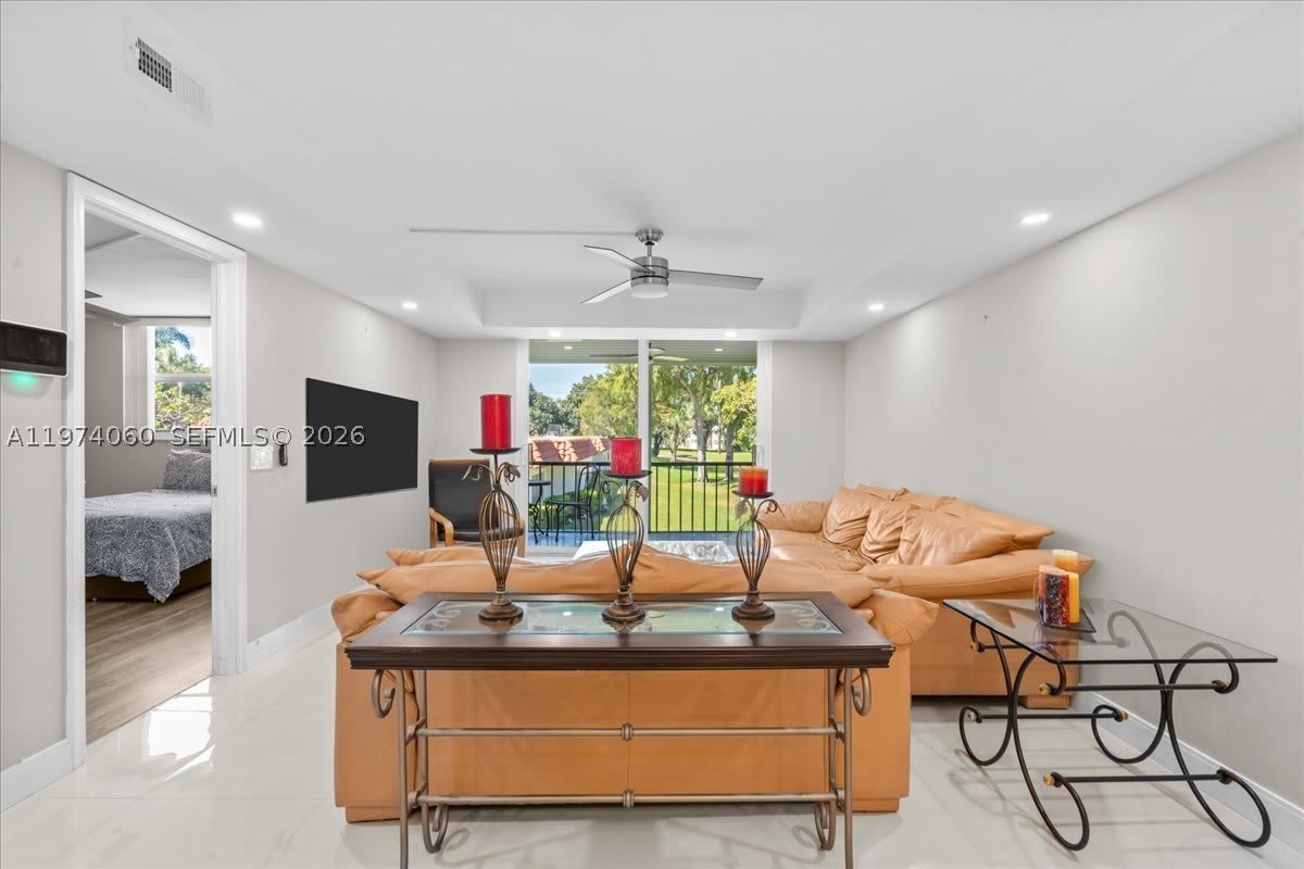 811 S Hollybrook Dr – photo 2