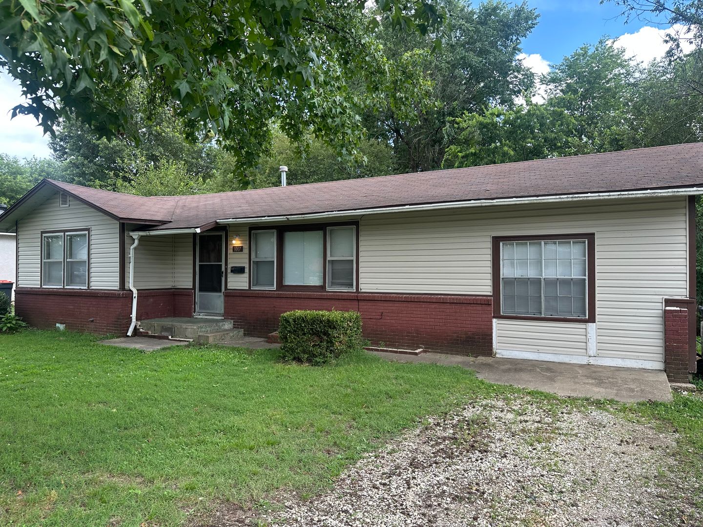 Available Now 3 Bed 2 Bath Springdale Home With Split Floorplan And Large Fenced In Backyard – photo 1