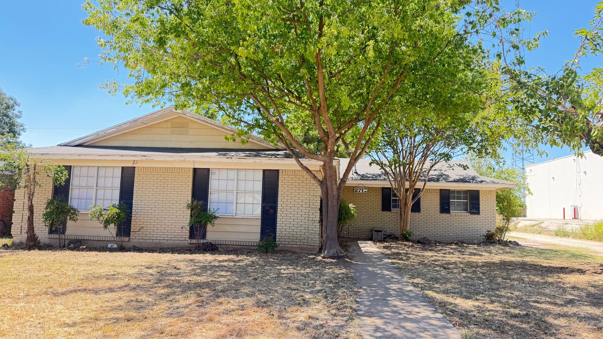 3 bedroom....or is it a FOUR BEDROOM? 2 bath, 2 car garage! – photo 2