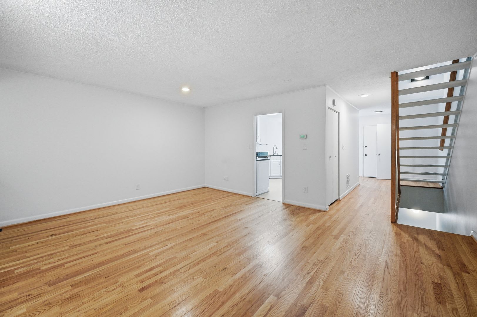 4Br 2 Full 2 Half Bath Townhome In Reston – photo 3