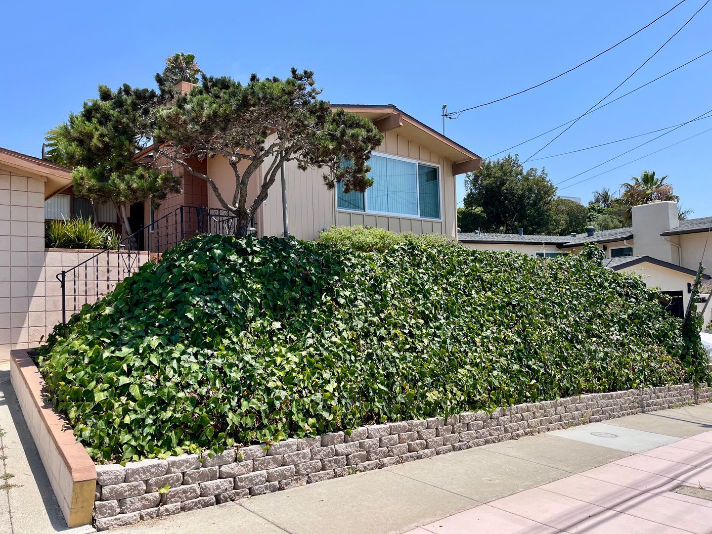 4 Bedroom 2.5 Bathroom Home, Newly renovated Modern finishes Bay and ocean water views Open layout – photo 1