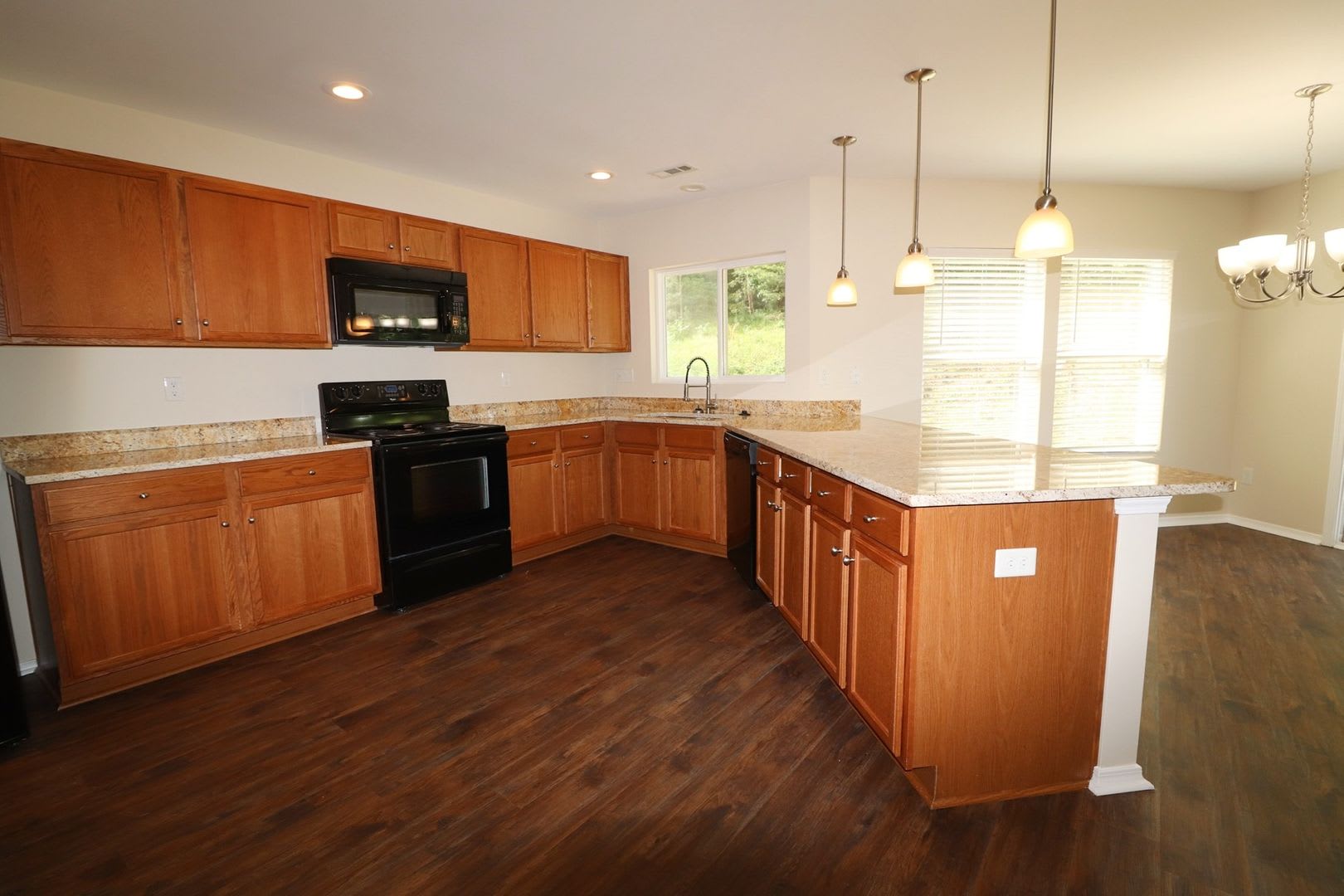 Beautiful 3-bed, 2.5 Bath home in Hamilton Lakes of Steele Creek! – photo 5