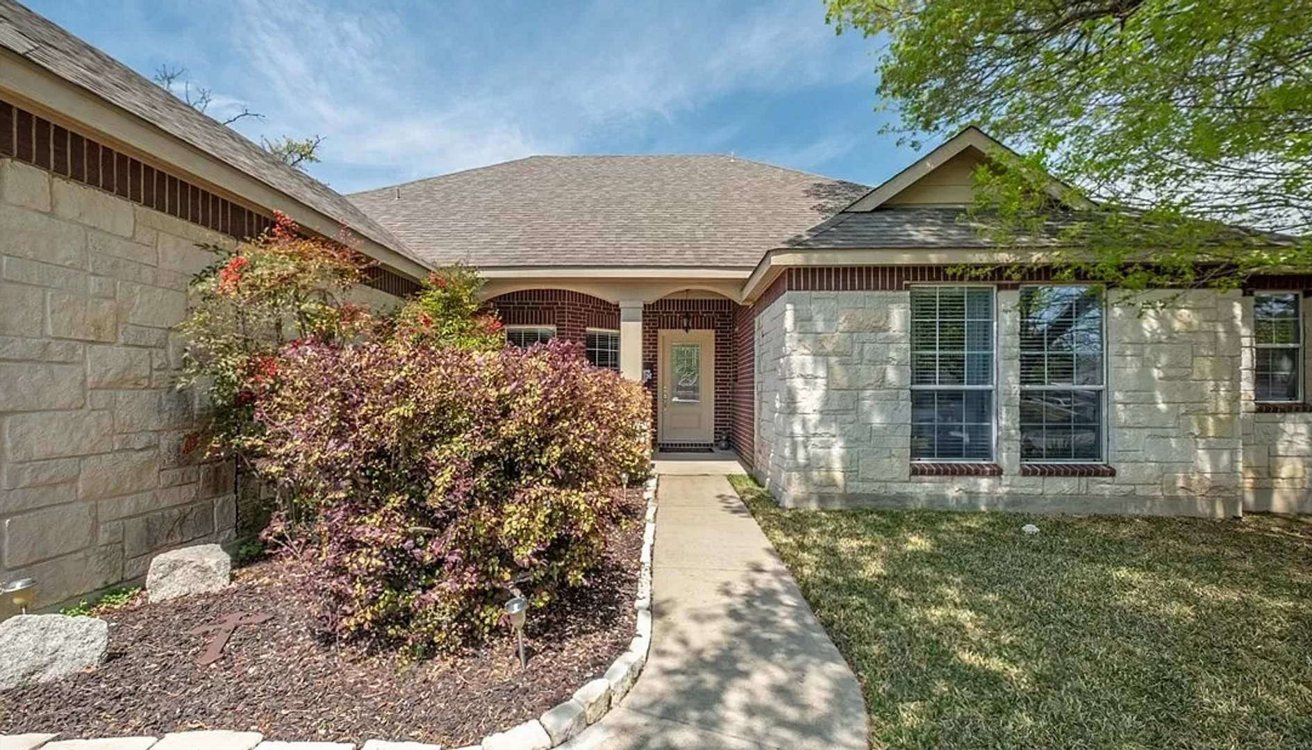 AVAILABLE NOW & READY FOR MOVE IN – photo 3