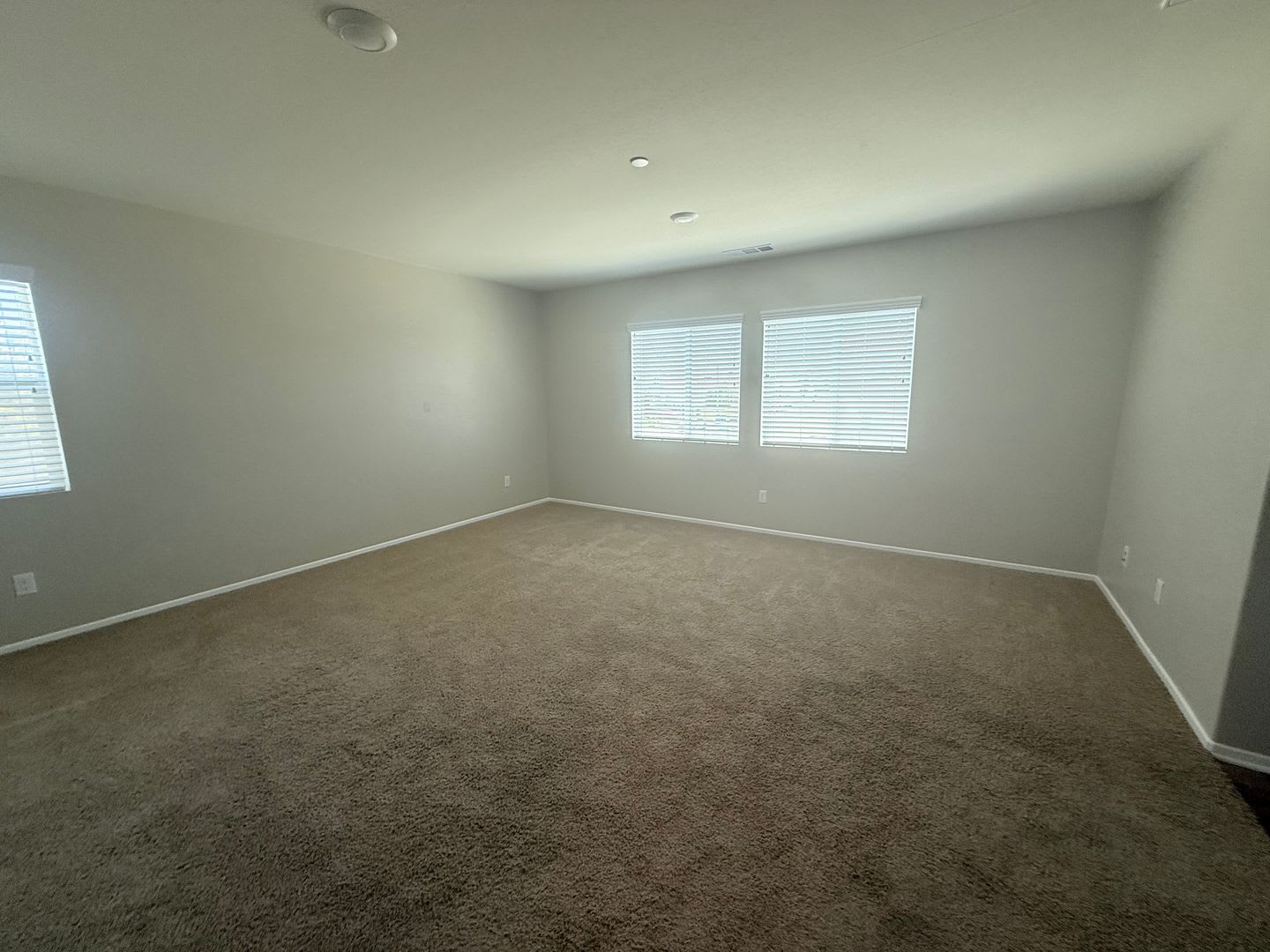 Beautiful Two Story Home, 3 Bedrooms, 2.5 Bathrooms, Solar Panels – photo 4