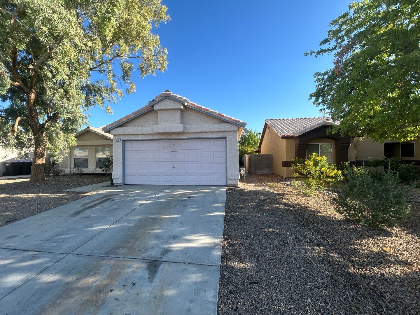 Single story with tile in most living areas. Huge backyard. – photo 2