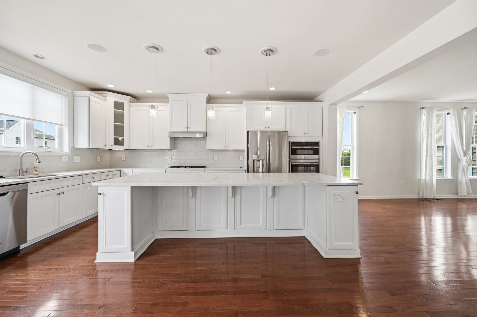 Spacious 4-Bedroom, Gourmet Kitchen & Finished Basement – photo 2