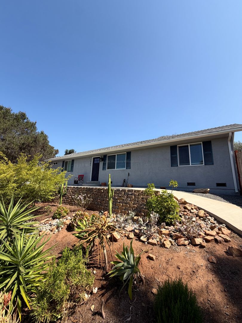 Beautiful 2 bed / 2 bath / 1276 sqft Home in Vista – photo 1