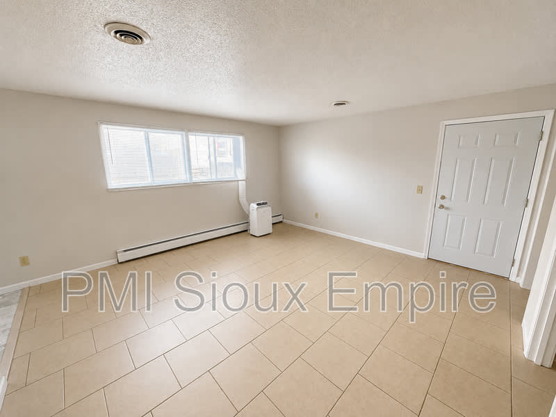 705 W 18th St – photo 2