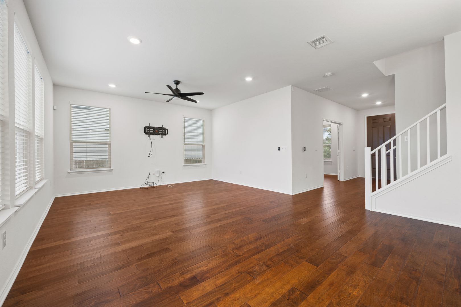 Beautiful 3BR Home with Open Floor Plan, Covered Patio & Private Fenced Yard in South Austin – photo 5