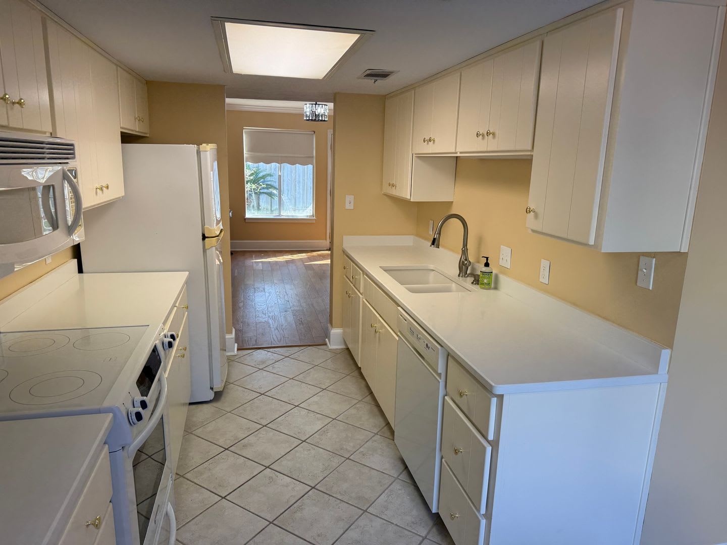 Townhome Off The Parkway With 2 Car Garage – photo 3