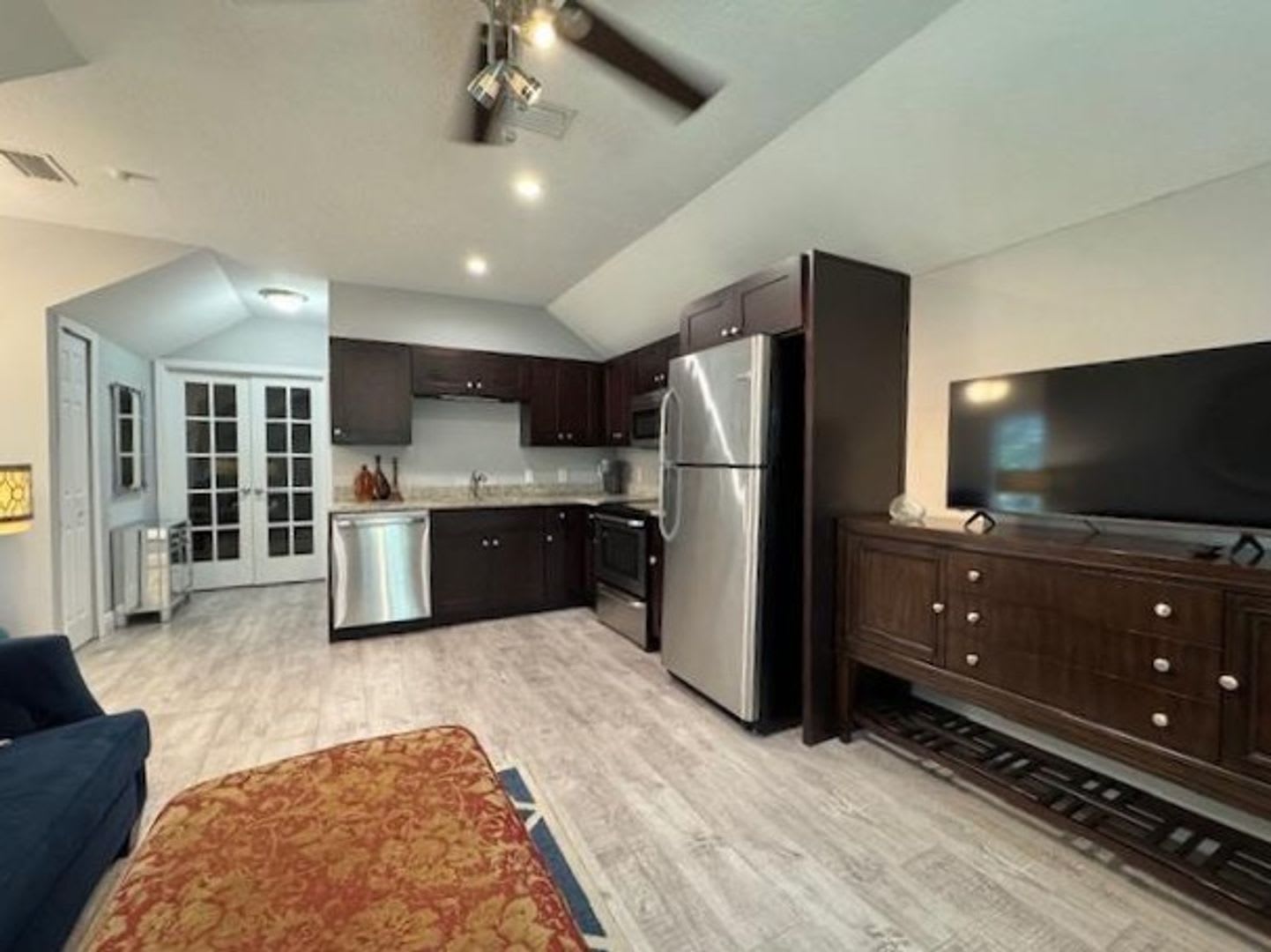 1 Bedroom Renovated Garage Apartment – photo 2