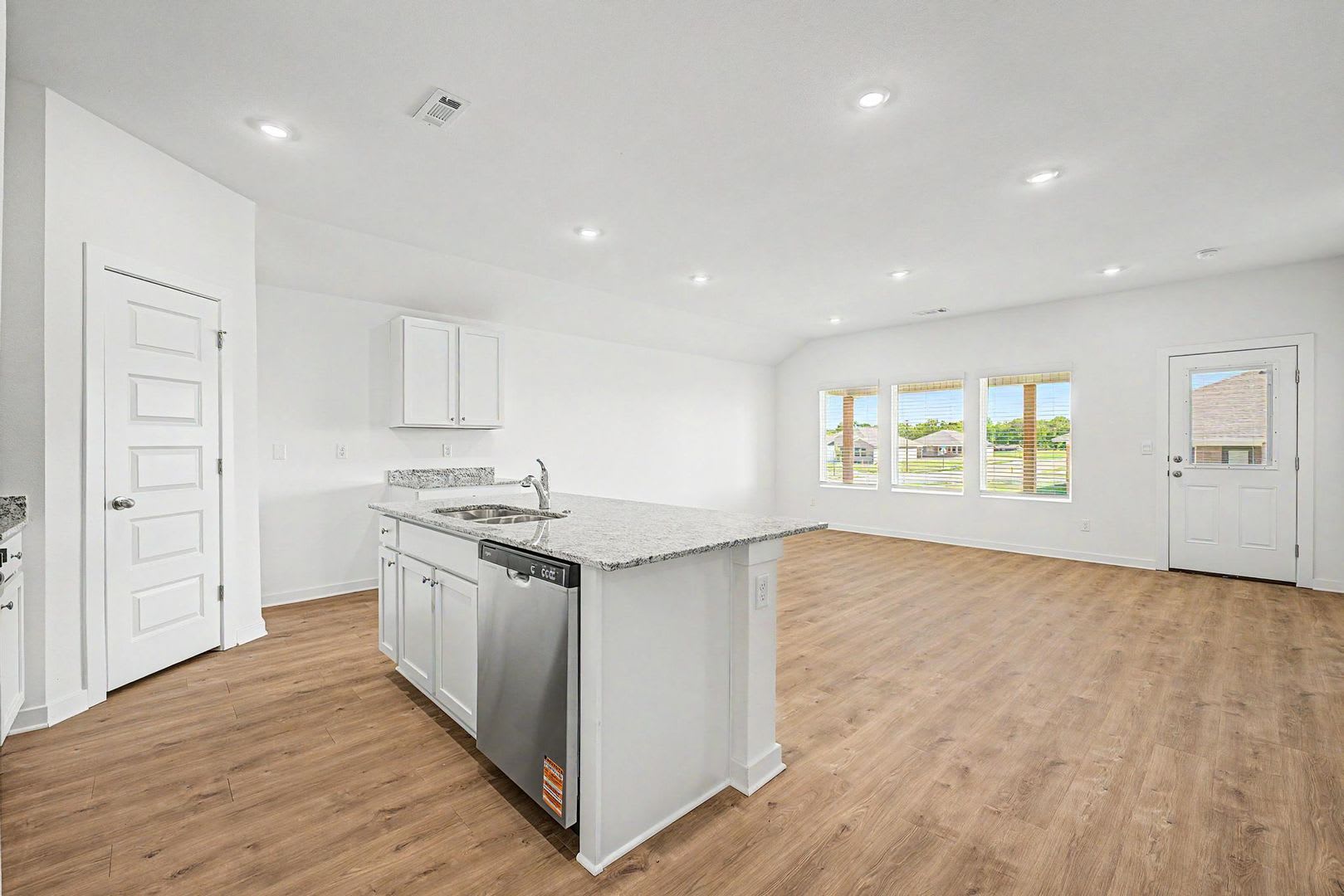 Brand New Home!! – photo 4