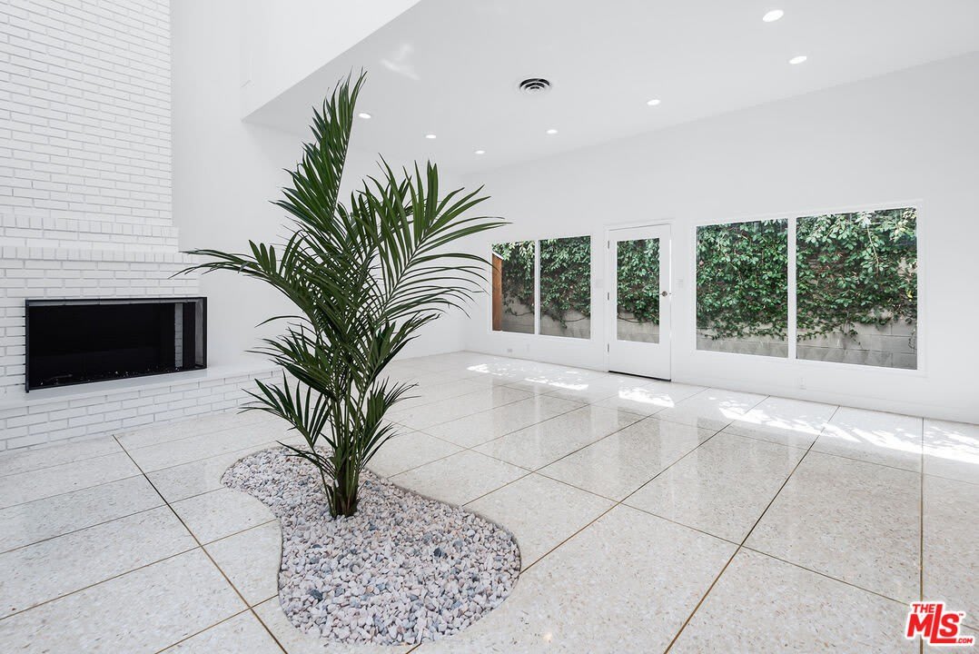 764 N DOHENY Dr – photo 2