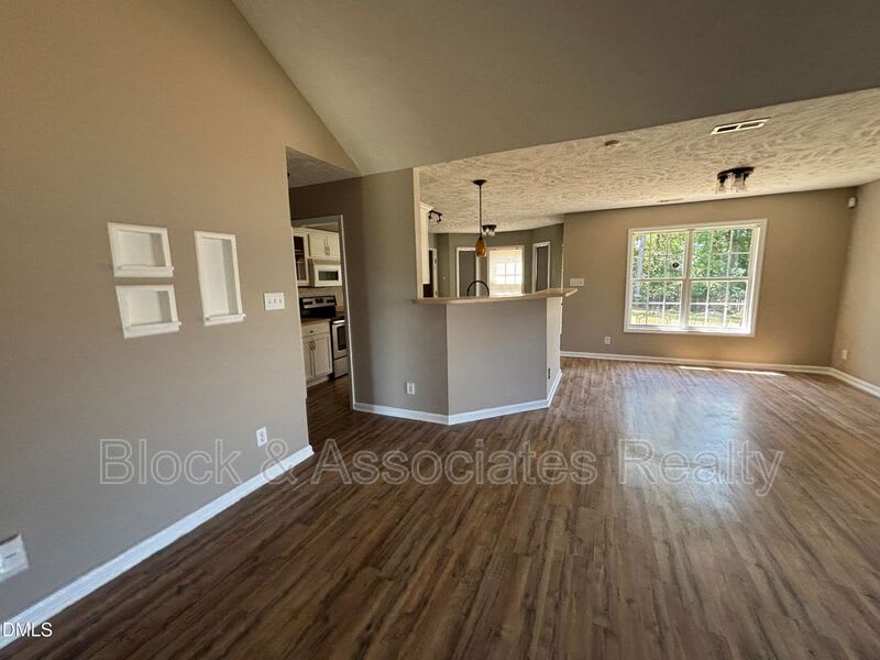 337 Americana Dr – photo 2