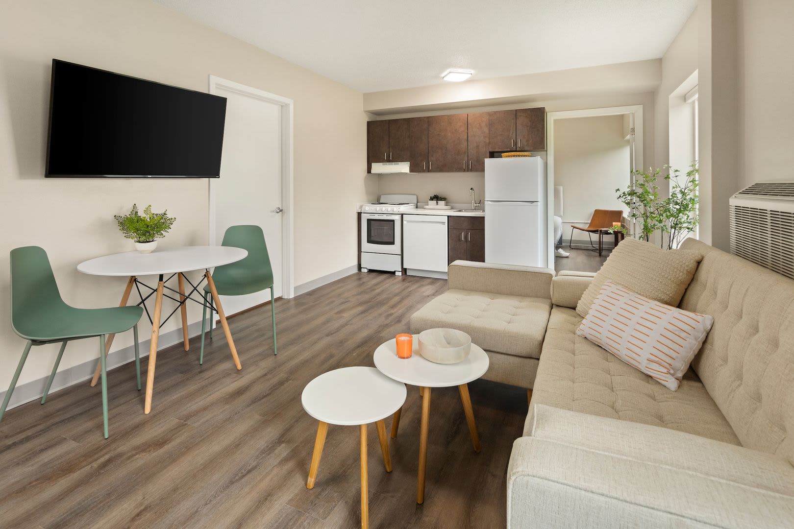 Furnished apartments with flexible lease terms and unbeatable building amenities. – photo 4