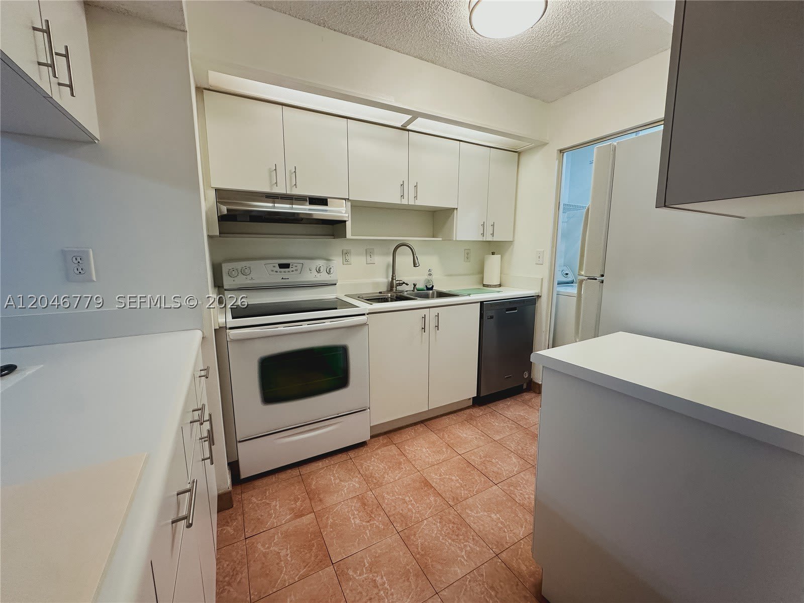 927 NE 199th St – photo 3