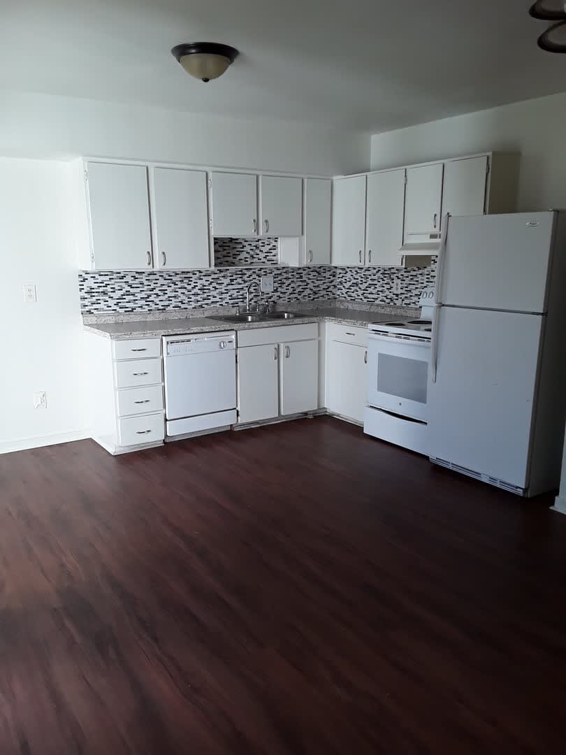 Three bedroom townhome with small, fenced-in patio/ yard area. – photo 3