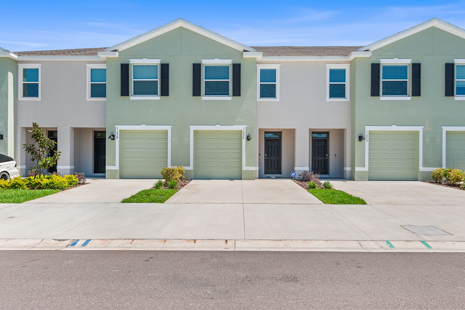 ANGELINE TOWNHOME AVAILABLE!! – photo 1