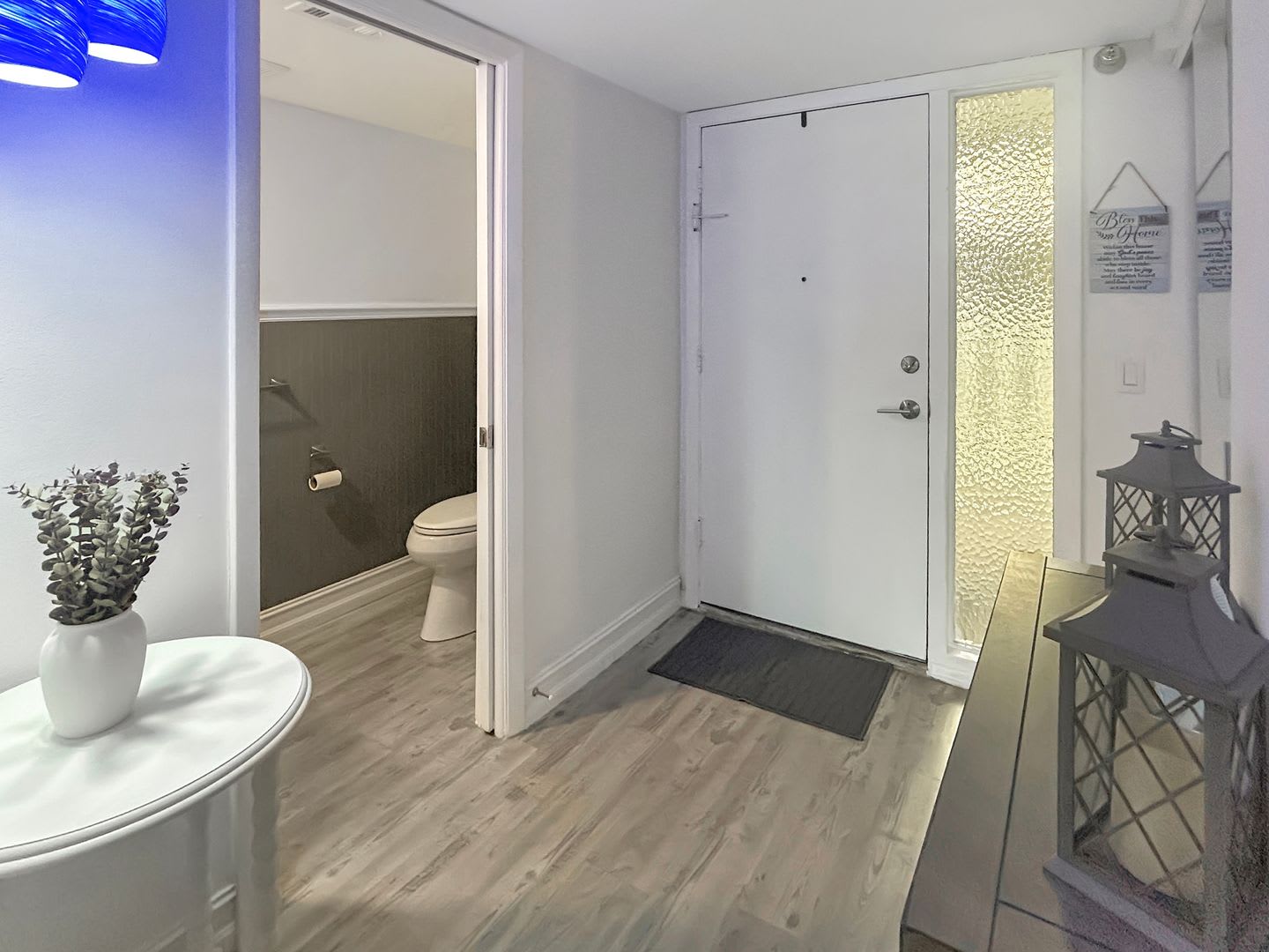 Furnished & Updated 1 Bed/1.5 Bath Near the Beach! Great Amenities – photo 3
