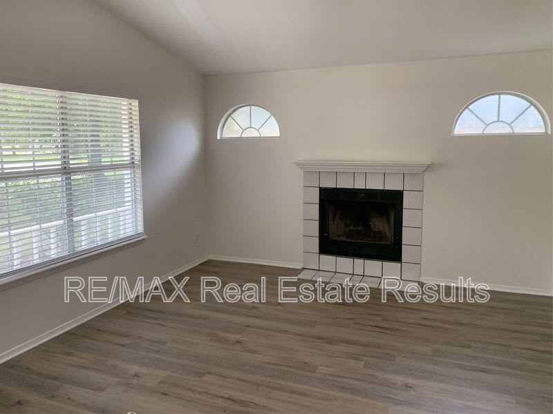 1607 N Timberline Dr – photo 4