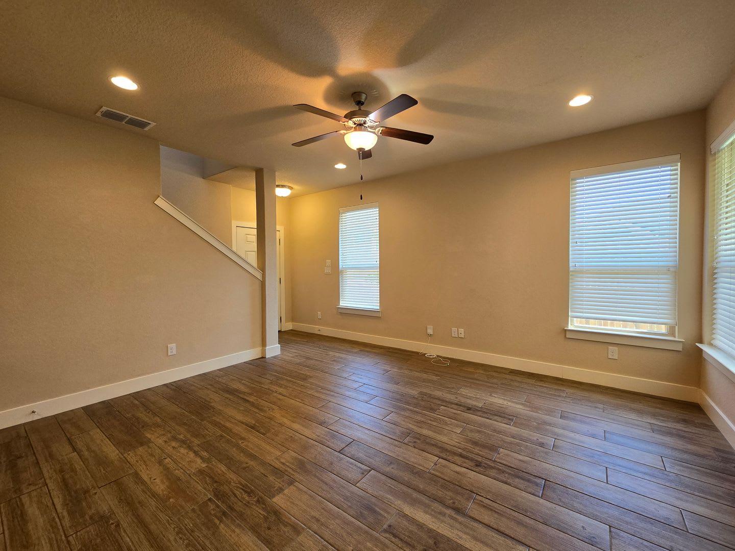 Walk to Faust St Bridge / Fridge, Washer & Dryer Included / Primary on 1st Floor / CISD – photo 4
