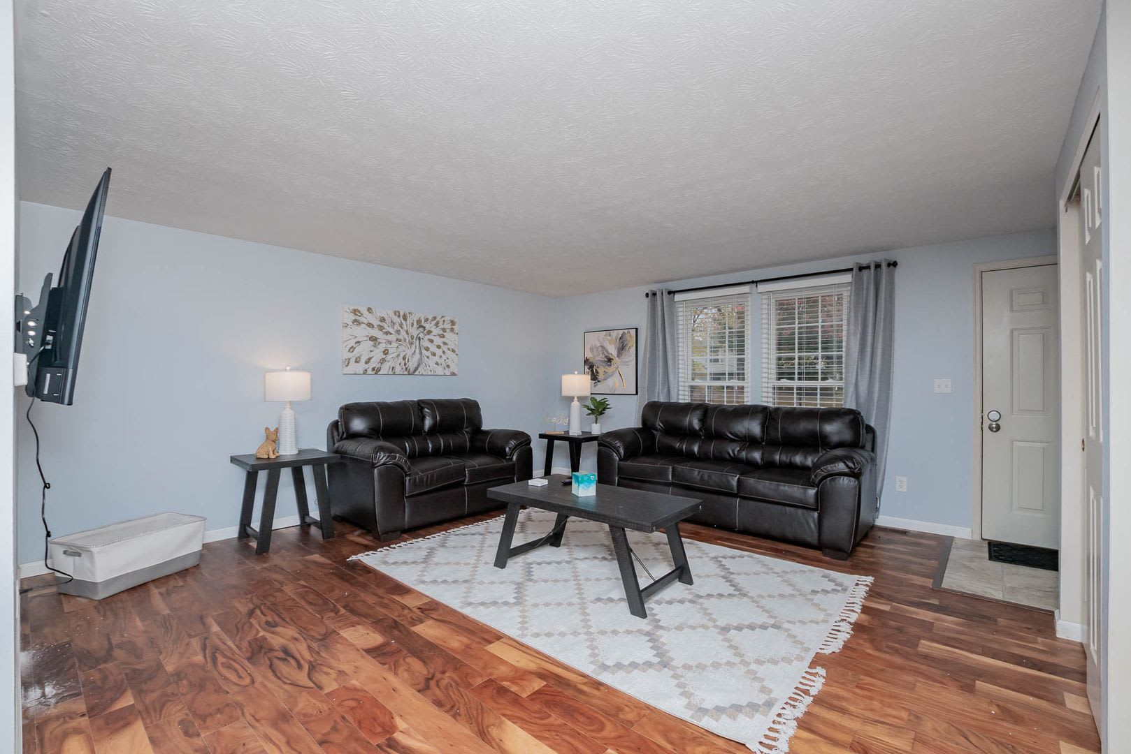 Inviting home with private fenced yard for pets – photo 3