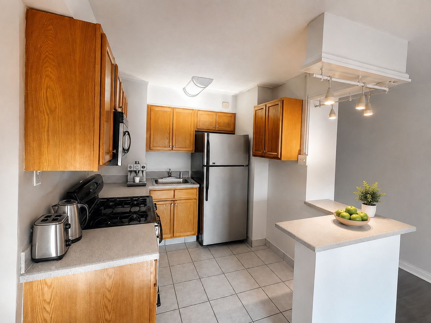 18th-Floor River West Residence with Center City Views &amp; Utilities Included – photo 3