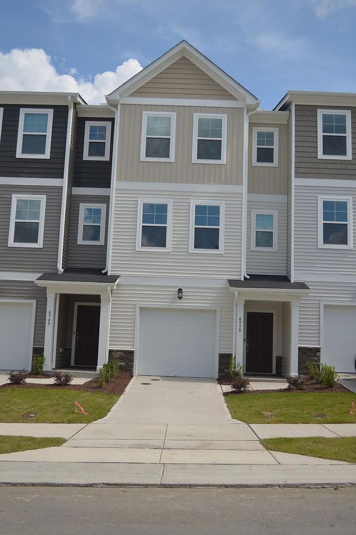 Room in 3 Bedroom Townhome at Southern Magnolia Dr – photo 1