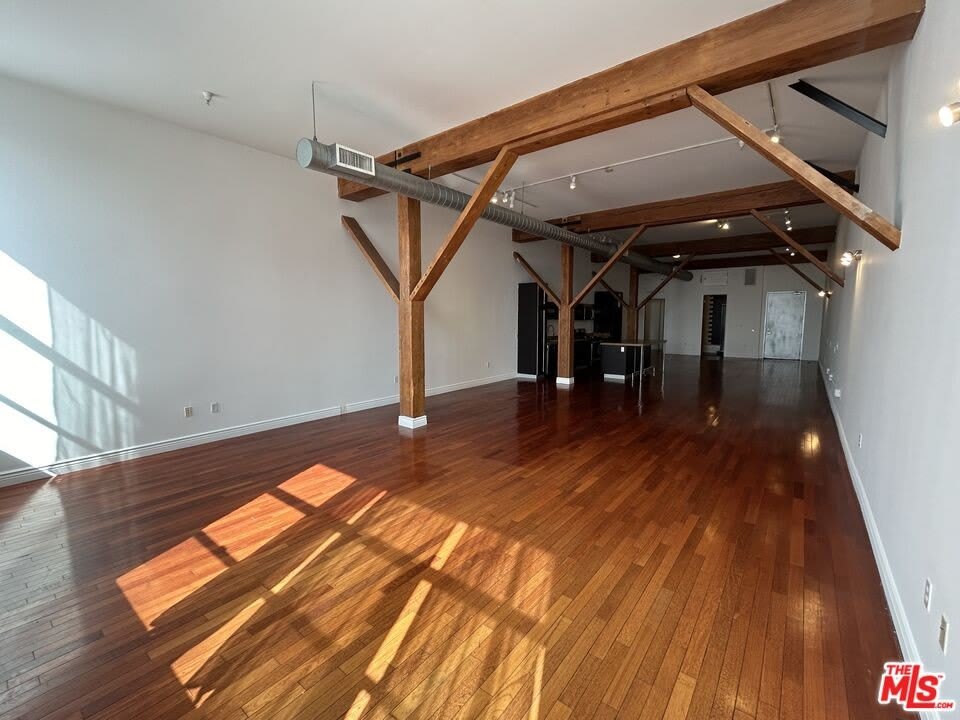 652 Mateo St – photo 4