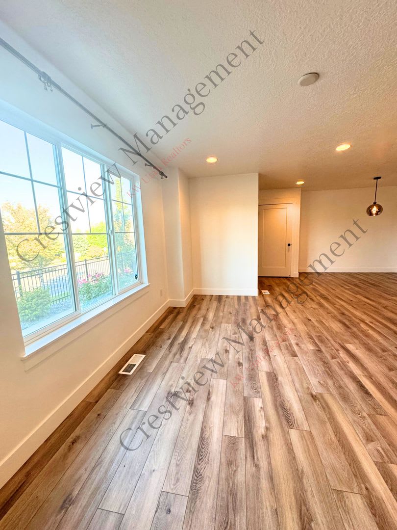 Spacious 3-Story Townhome with 2-Car Garage Near Traverse Mountain – photo 5