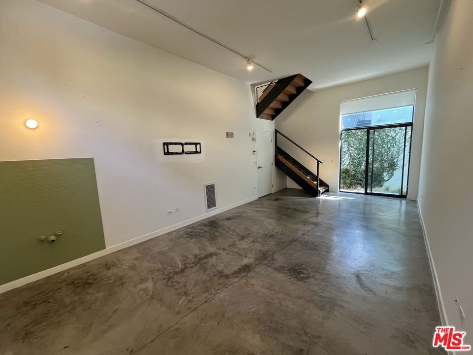 320 Indiana Ave – photo 5