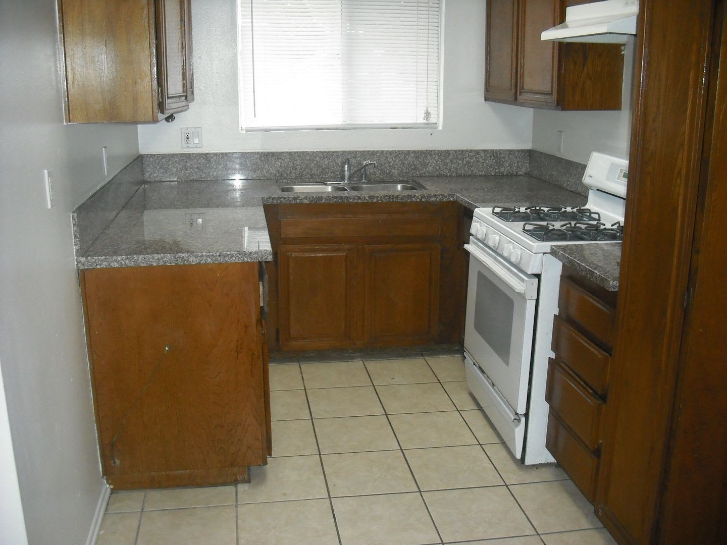 Lovely 2 bedroom Penthouse Condo with garage & pool – photo 5