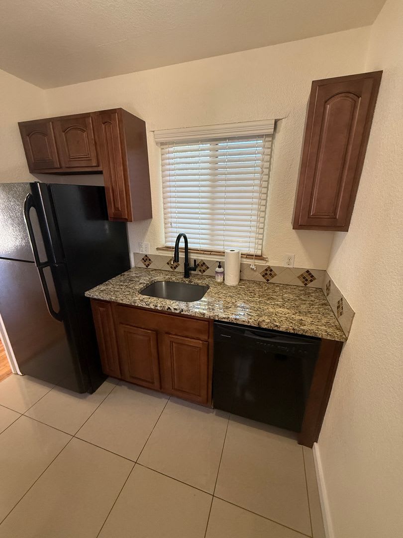 Updated 1 bedroom 1 bath in Mayfair – photo 2