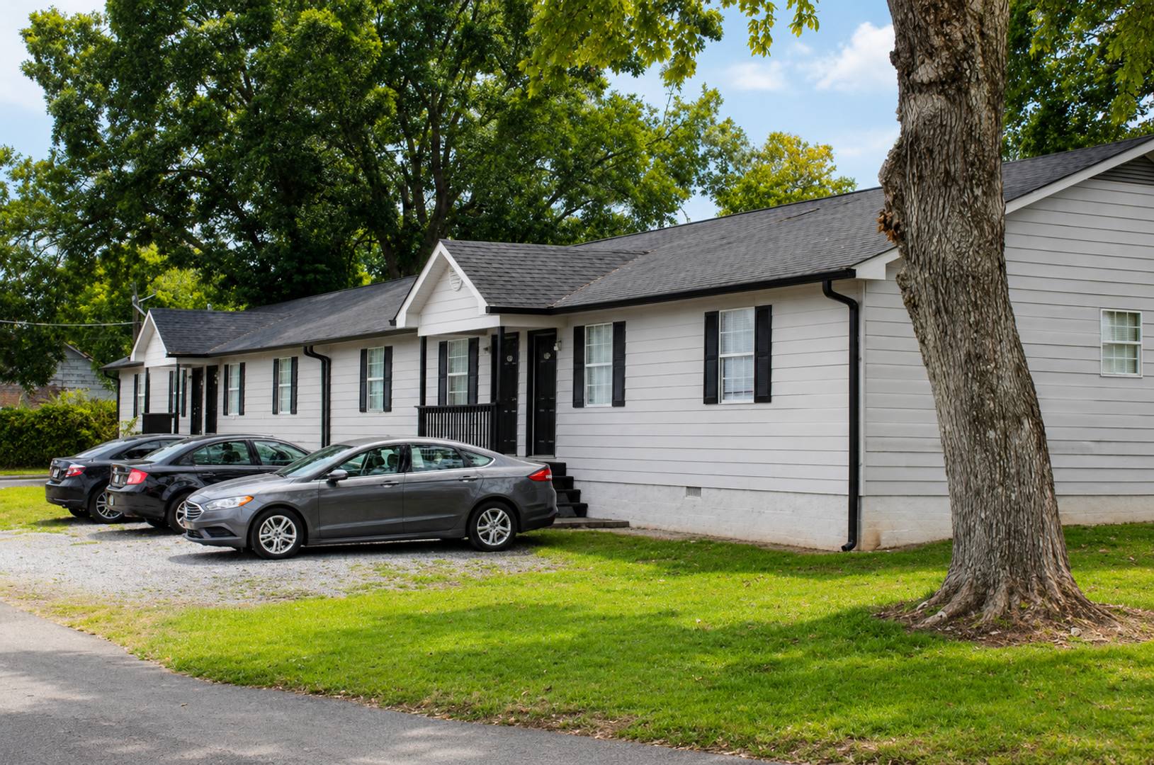 Updated 2-Bedroom Near Downtown Cleveland & Lee University – photo 1