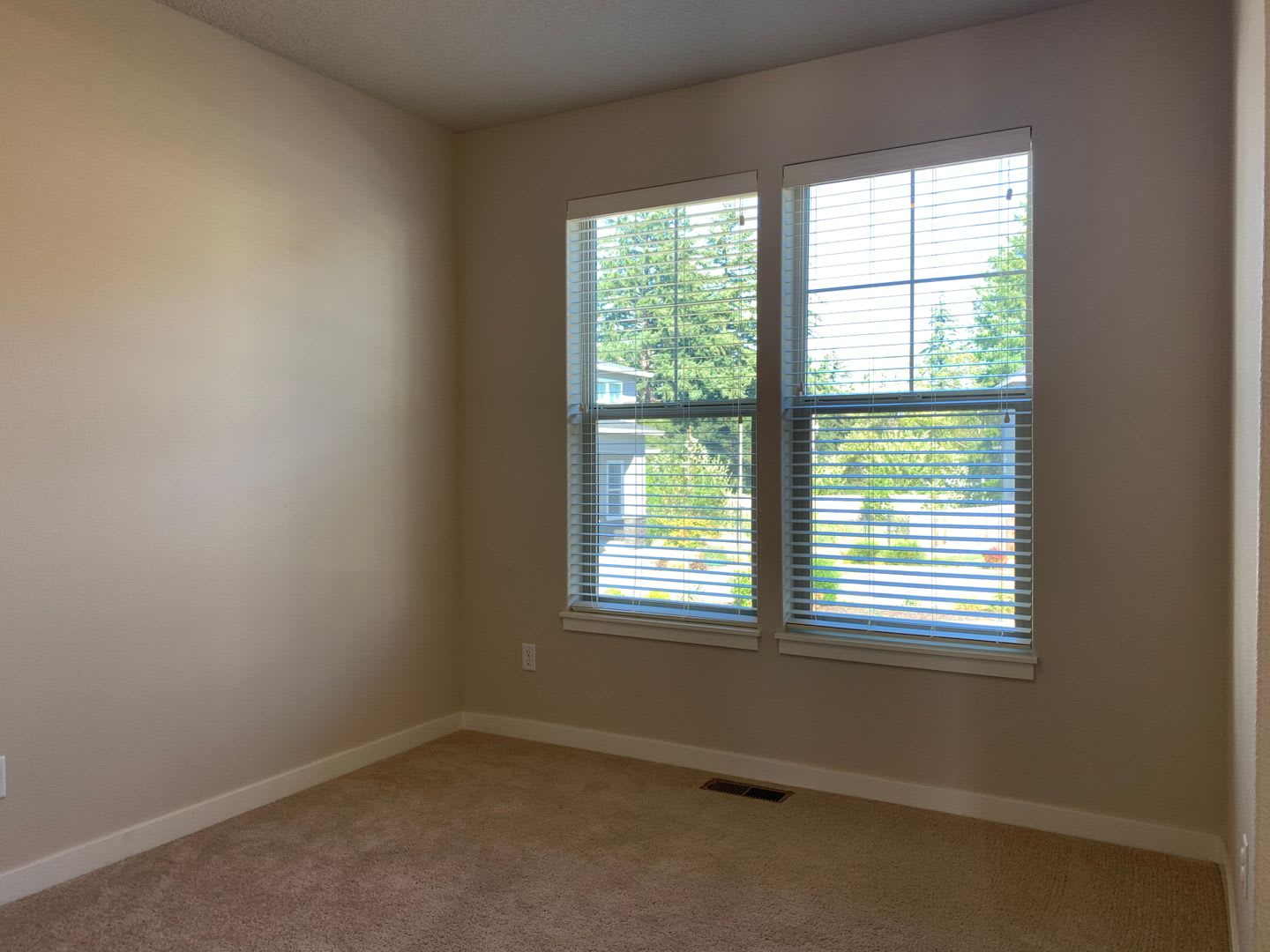 Beautiful 4BR in Camas! Modern Finishes! Close to Shopping & I-5! Schedule a tour today! – photo 4