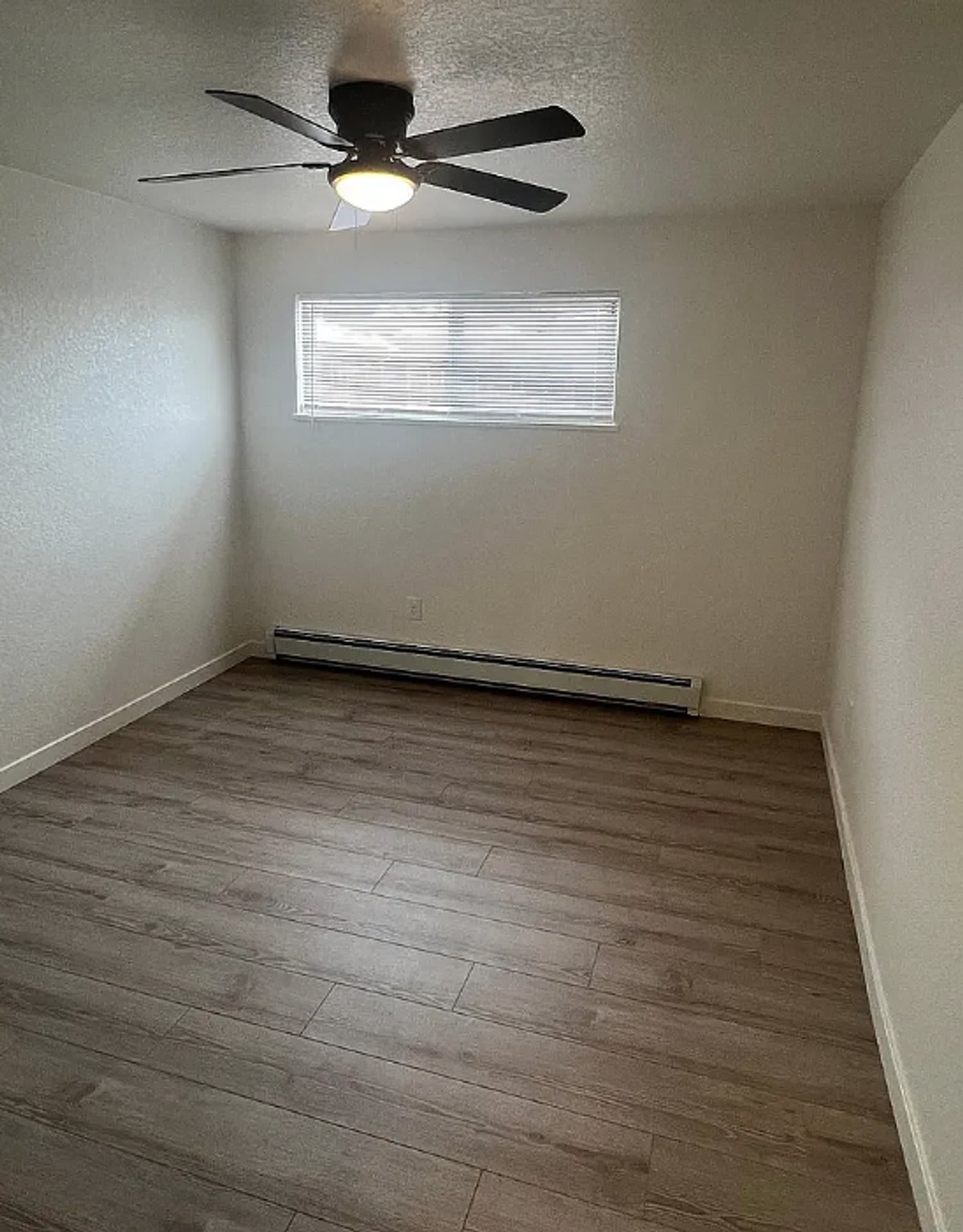 Beautiful 2 Bed Apartment with Reserved Parking Spots – photo 4